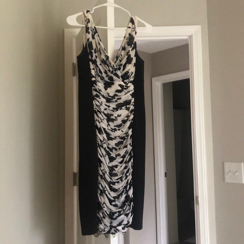 INSTANTLY SLIMMING size 6 WHBM dress!